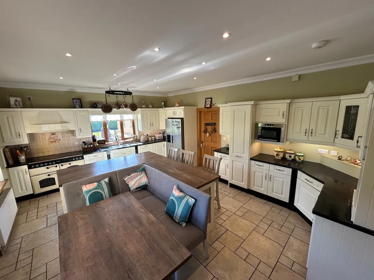 Kitchen with island, table and bench - Image 1