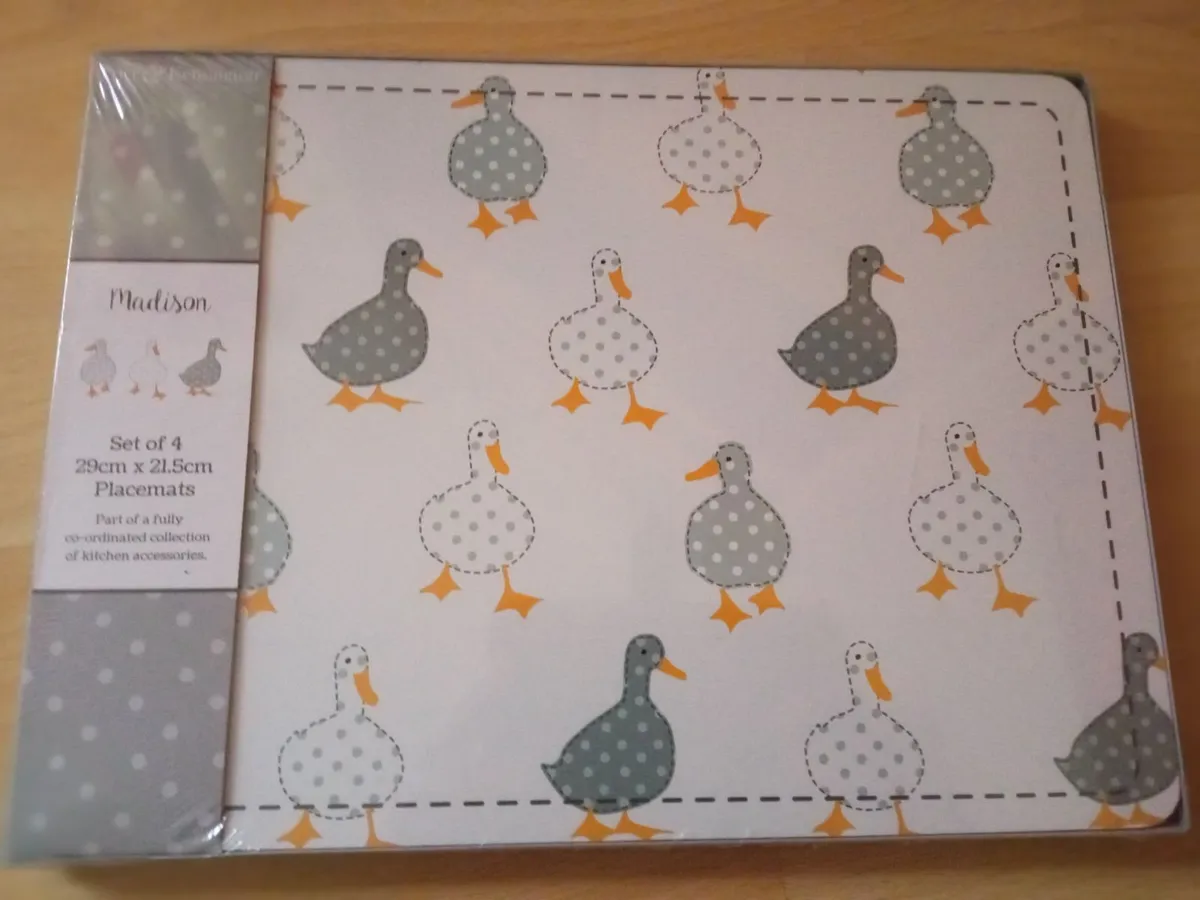 4 Placemats & 1 Oven Glove - Image 1