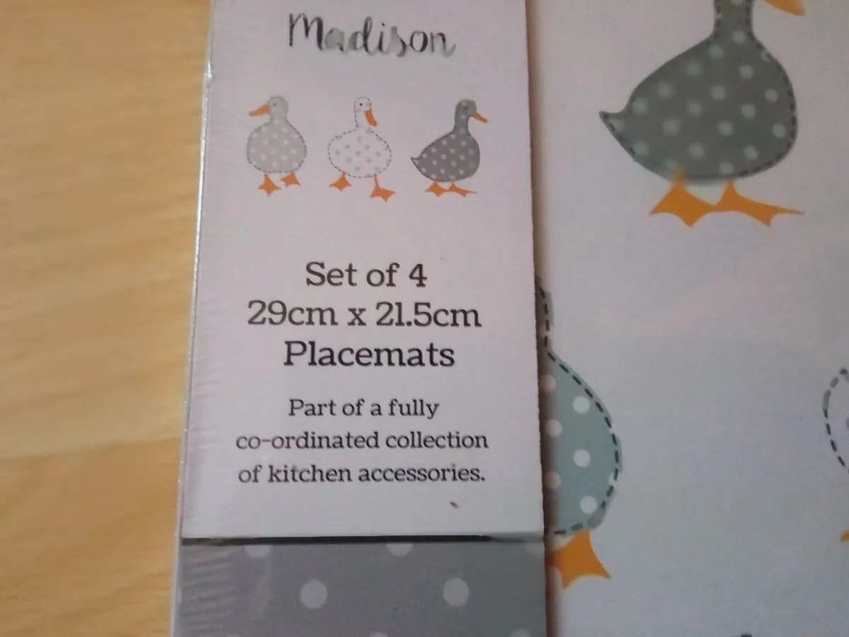 4 Placemats & 1 Oven Glove - Image 2