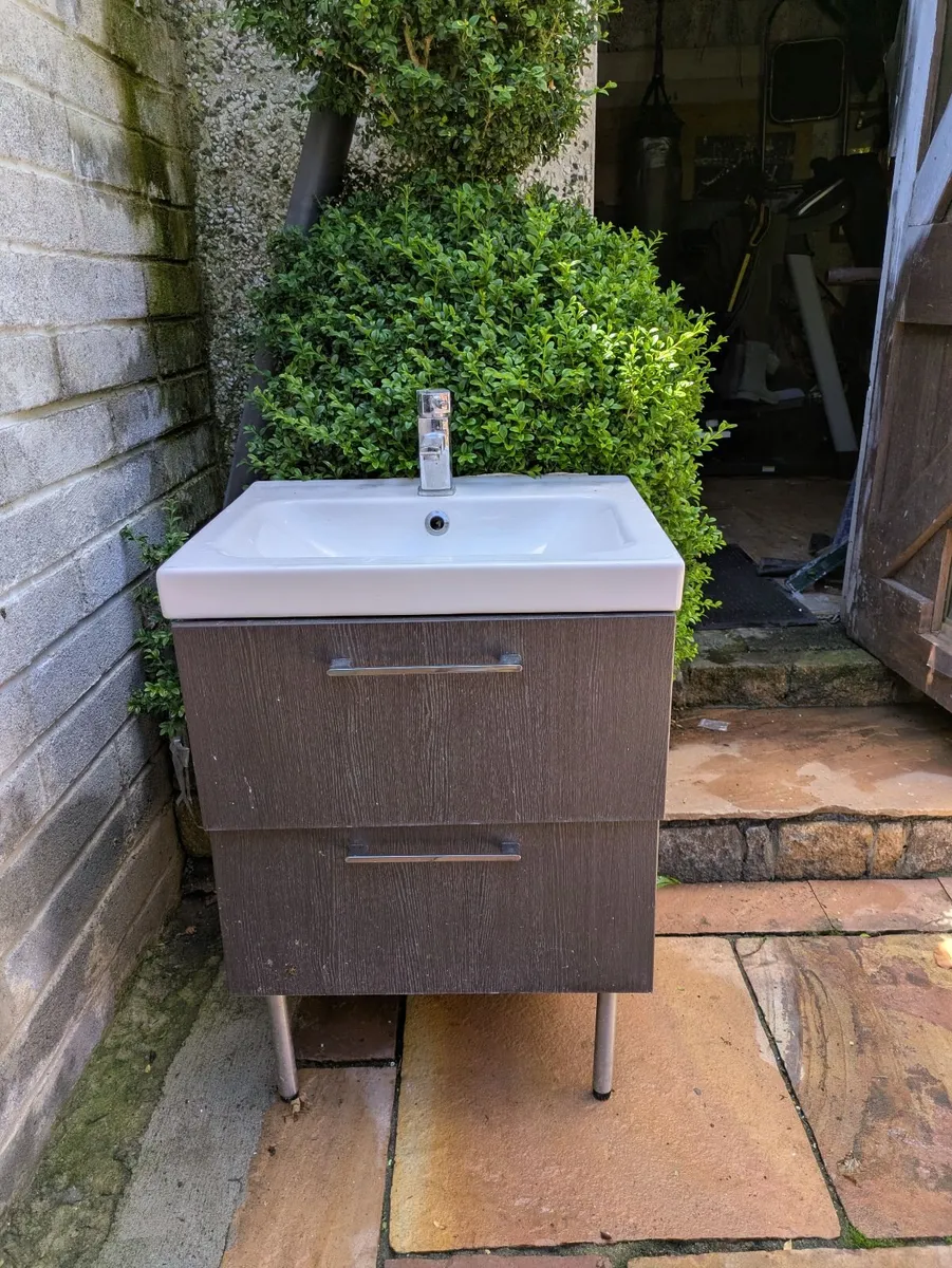Free standing bathroom vanity unit with sink and t