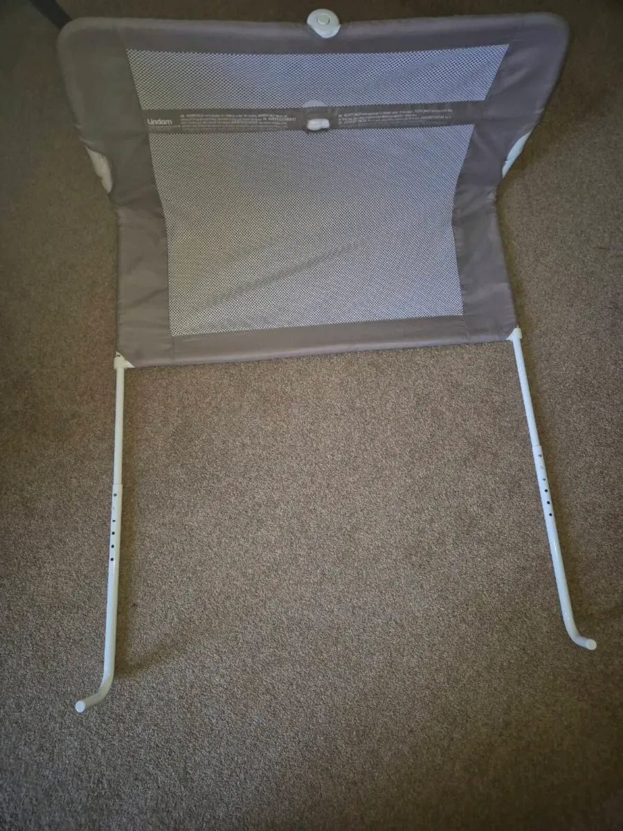 Lindam fold-down safety bed rail - very good condi - Image 4