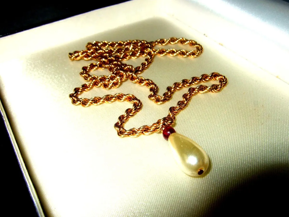 Vintage Hallmarked 'Rope' Chain & Teardrop Pendant - Image 2