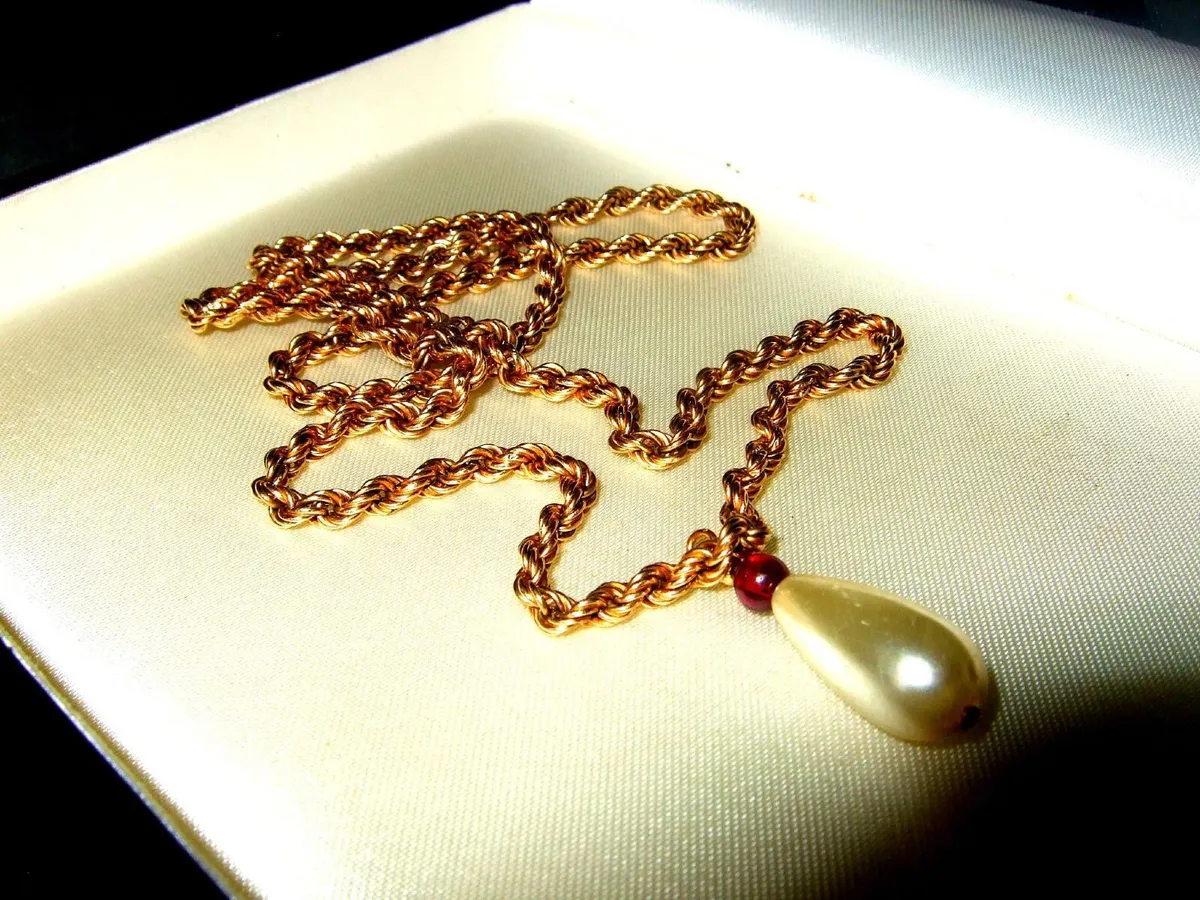 Vintage Hallmarked 'Rope' Chain & Teardrop Pendant - Image 3