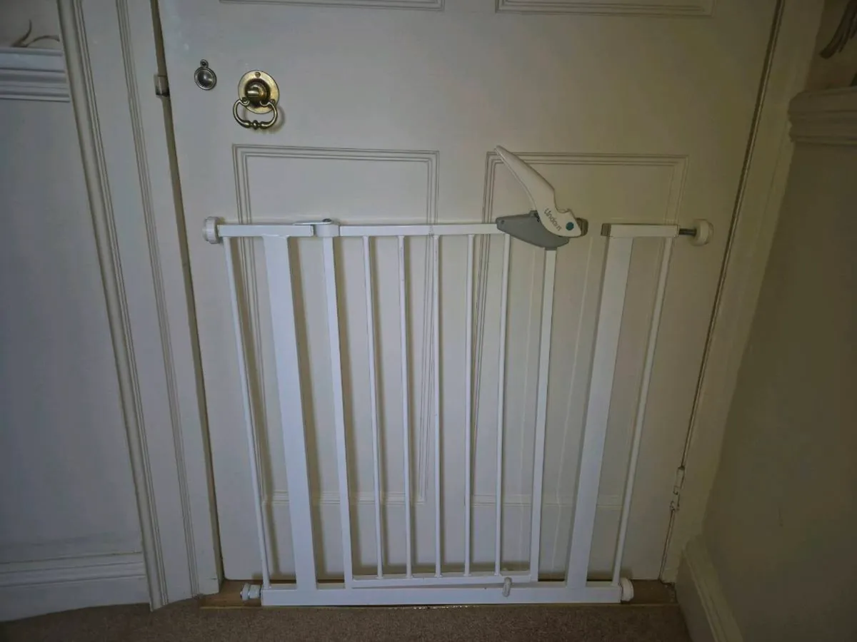 Lindam Pressure-Fit Safety Gate / Stair Gate - Image 1