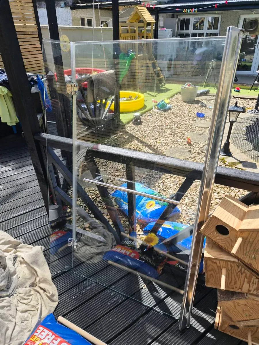 Free shower screen