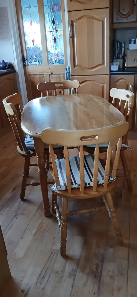 KITCHEN TABLE & 4 CHAIRS - Image 1
