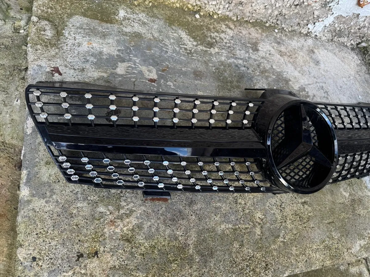 2007 Mercedes-Benz CLS-Class CLS 320 CDI Grille - Image 2