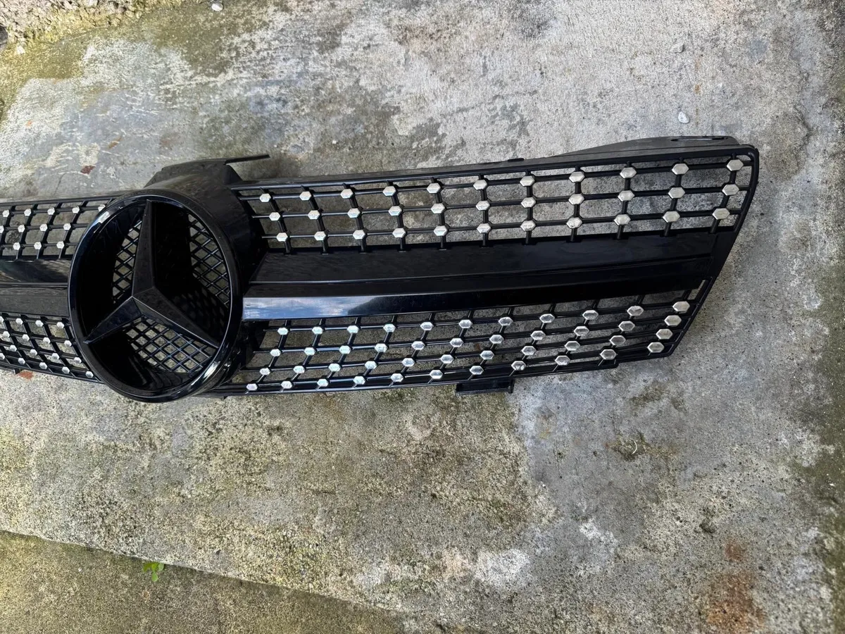 2007 Mercedes-Benz CLS-Class CLS 320 CDI Grille - Image 3