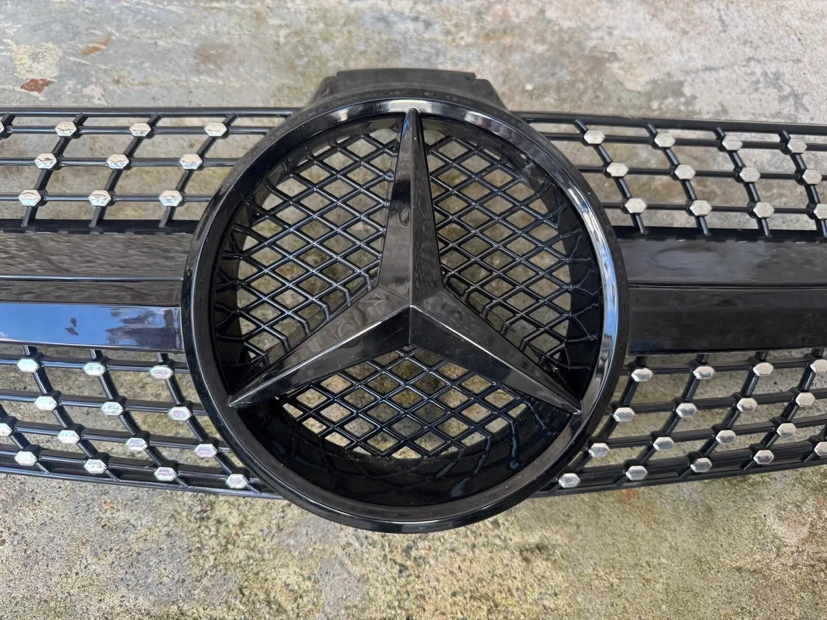 2007 Mercedes-Benz CLS-Class CLS 320 CDI Grille - Image 4