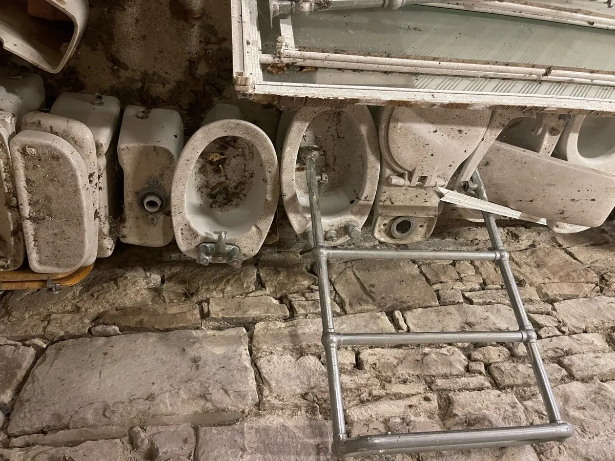 Cast iron radiators,bath/sink/tray/bidets,toilets - Image 3
