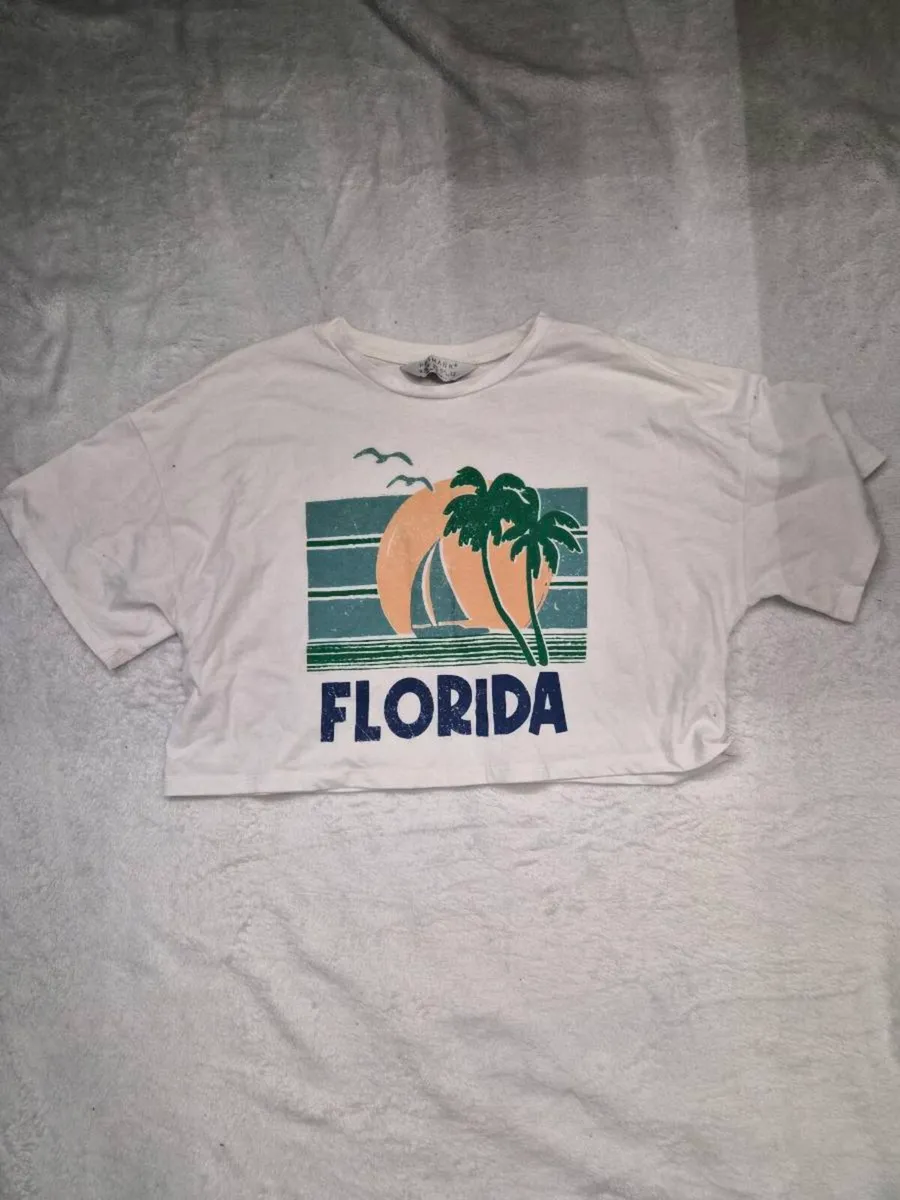 Graphic Crop Tops and Patterned Shirts size M - Image 3