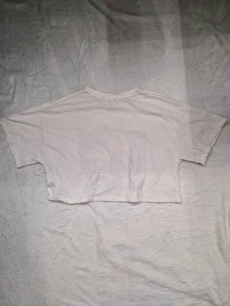 Graphic Crop Tops and Patterned Shirts size M - Image 4