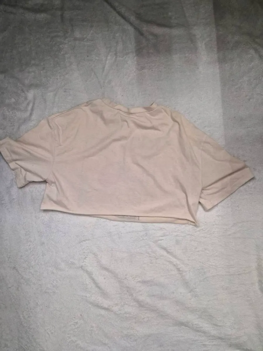 Graphic Crop Tops and Patterned Shirts size M - Image 2