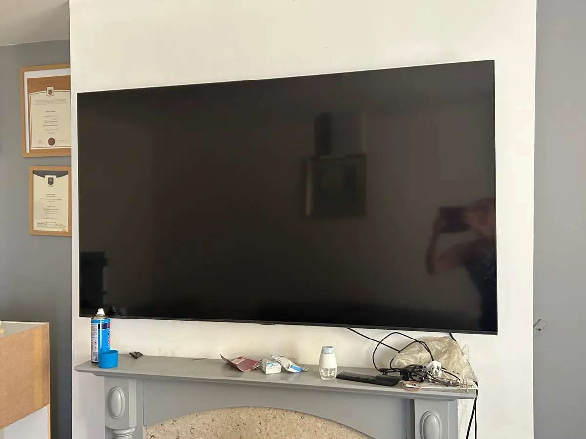 Large flat screen tv and bracket - Image 1