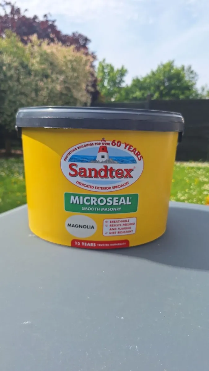 Sandtex 10Ltr Ultra Smooth Magnolia Masonry paint - Image 1