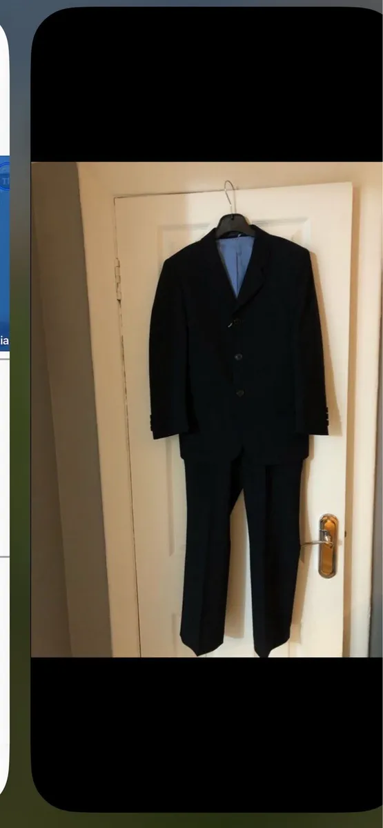 Boys navy suit age 5 €40 - Image 1