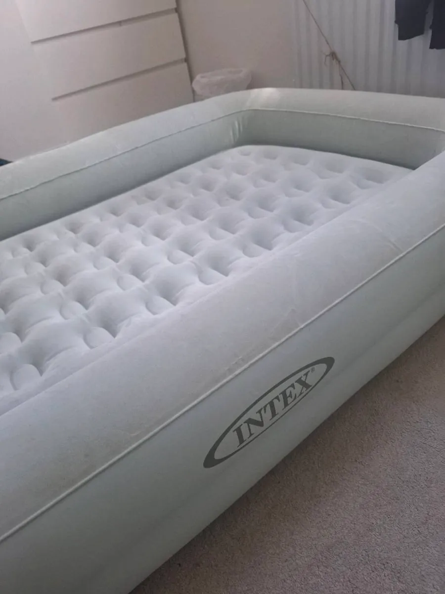 Intex kids inflatable mattress - Image 1