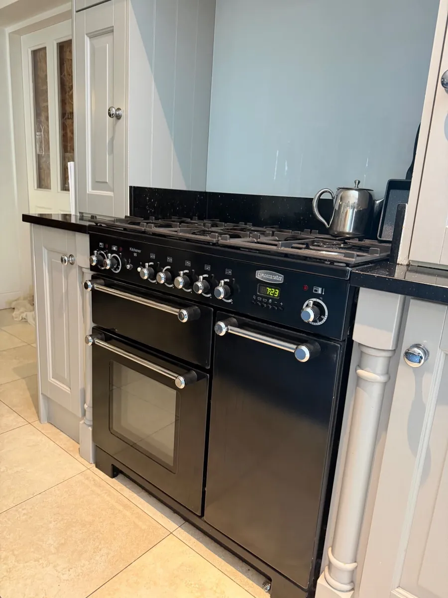 Fitted Kitchen with appliances - Image 2