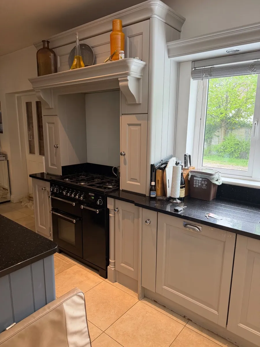 Fitted Kitchen with appliances - Image 1