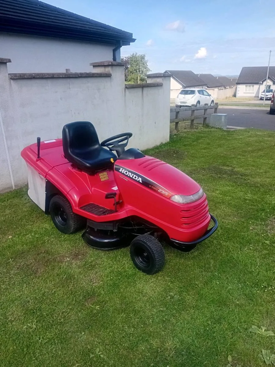 Ride on lawnmower - Image 1
