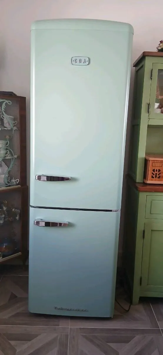 Retro style fridge freezer - Image 3