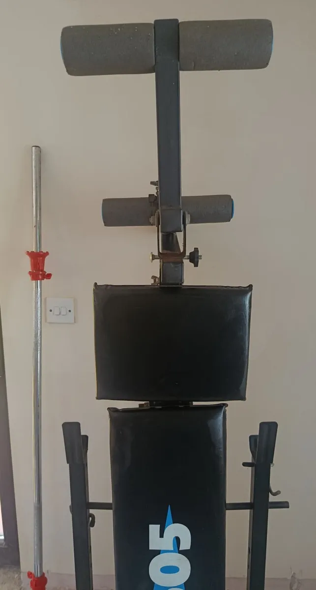 Workout bench with weights & bar - Image 1