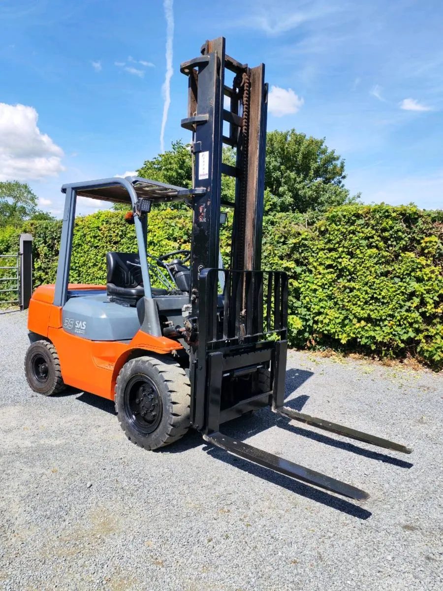 Forklift - Image 2