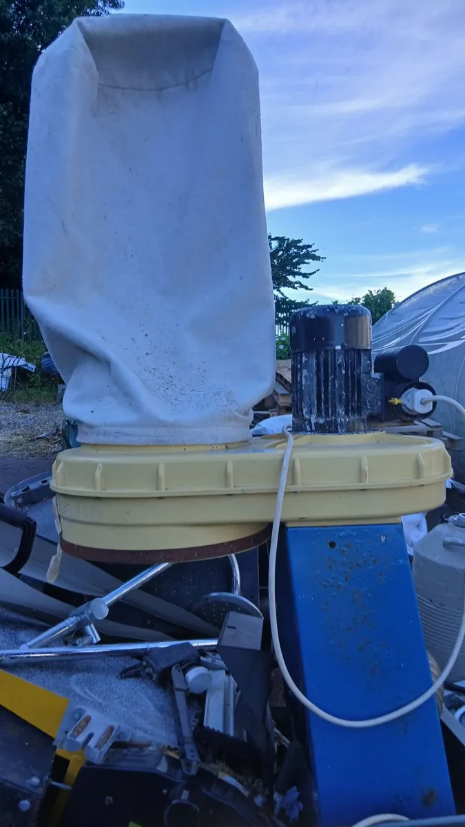 Workshop dust extractor - Image 1