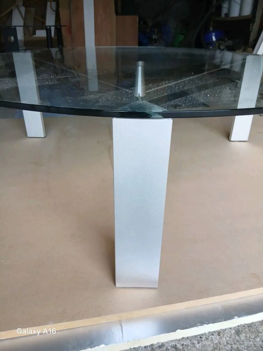 Circular glass coffee table - Image 1