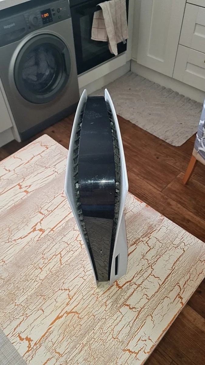Ps5 for 350 rarely used - Image 2