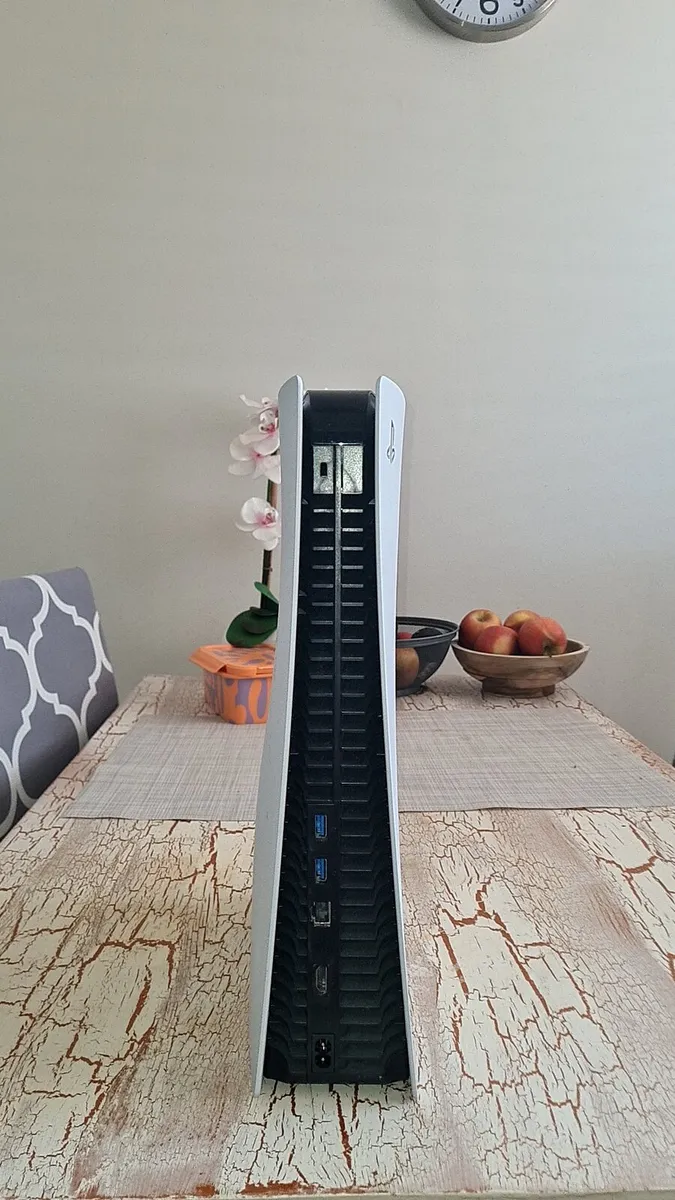 Ps5 for 350 rarely used - Image 4