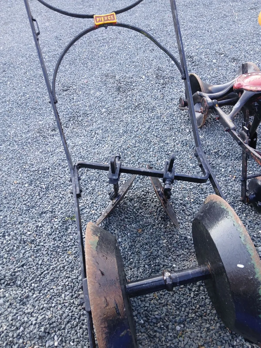 ANTIQUE GARDEN TOOLS - Image 1