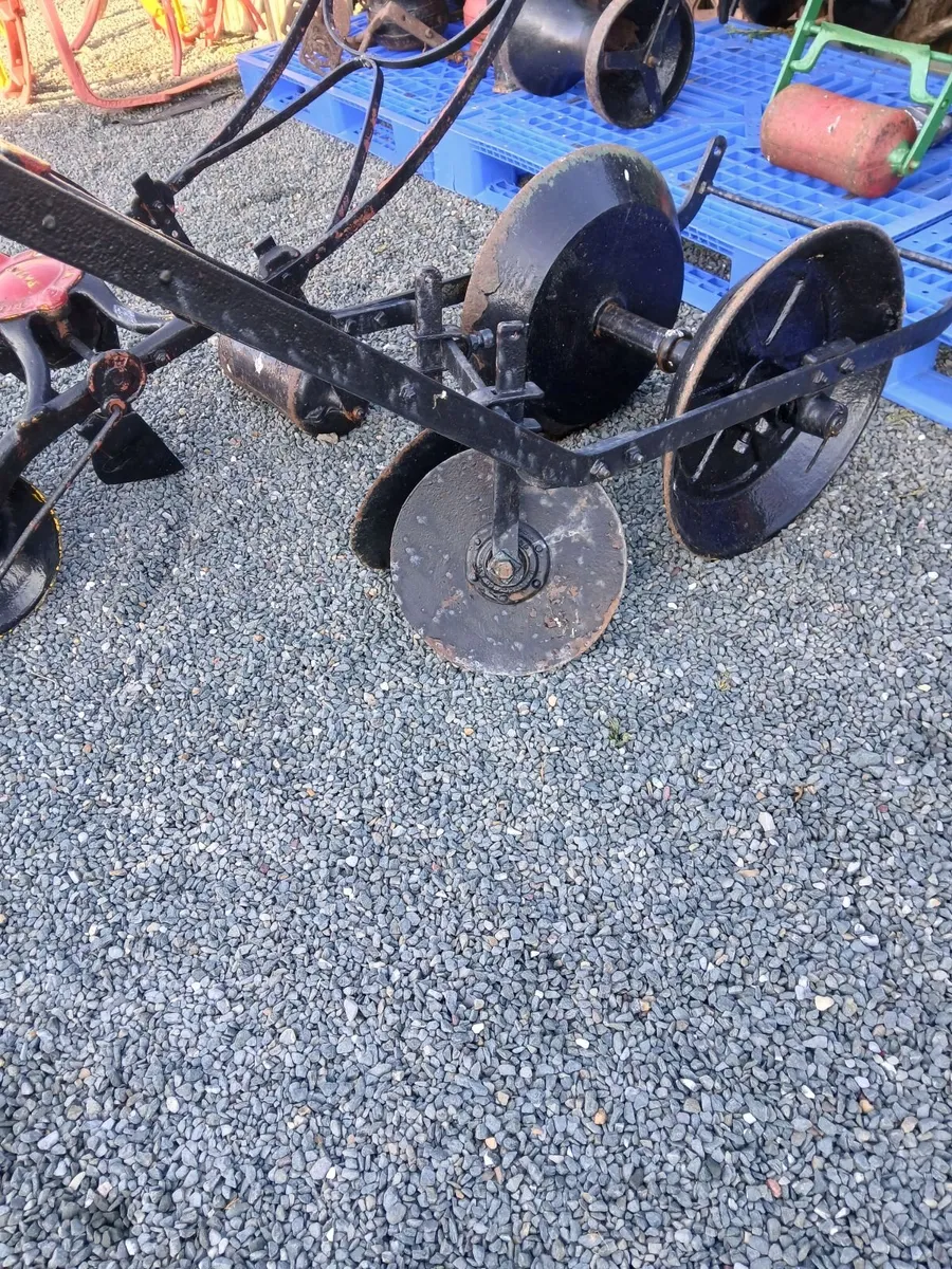 ANTIQUE GARDEN TOOLS - Image 2