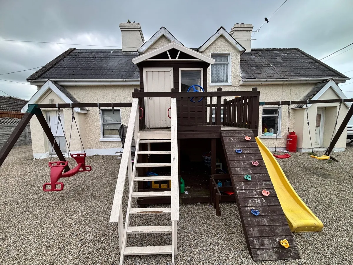 Dolls house - Image 1