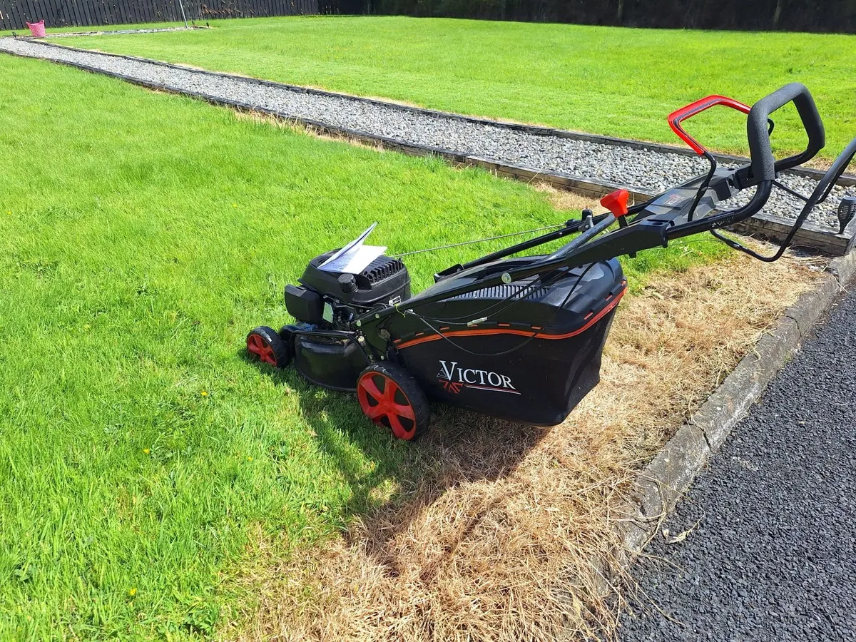 Victor Self propelled petrol Lawnmower 46cm - Image 1