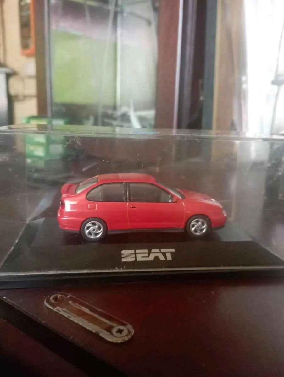SELLING AS A JOBLOT { 6 IN TOTAL} 1-43 SCALE CARS - Image 3