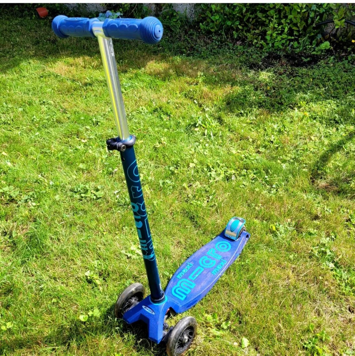 Micro Maxi Deluxe Scooter Blue - Image 1