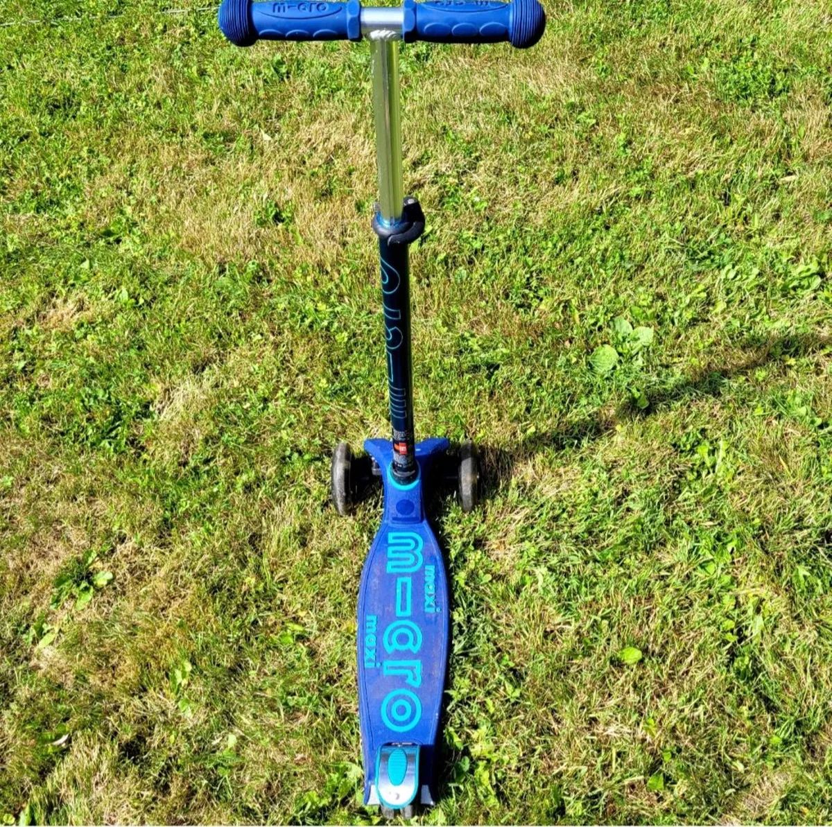 Micro Maxi Deluxe Scooter Blue - Image 2