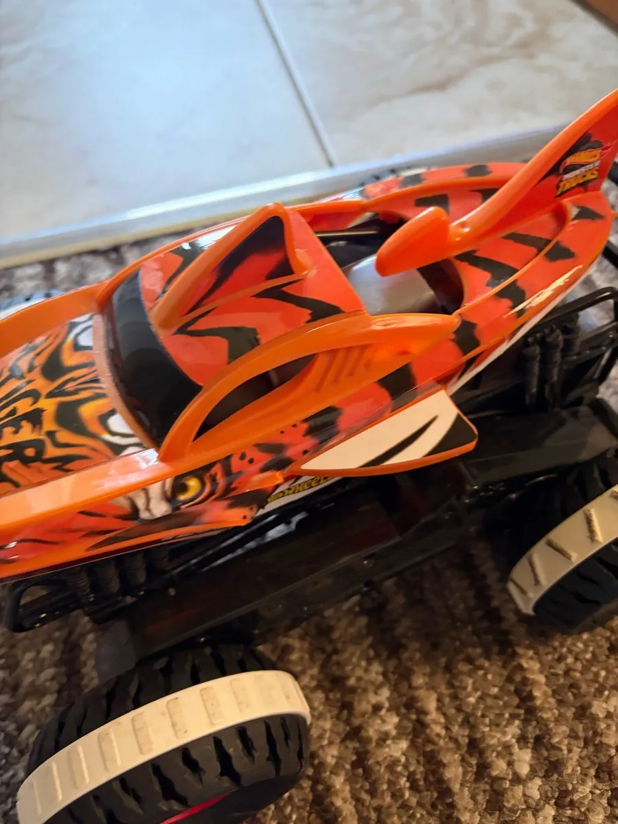 Hot Wheels Tiger Shark remote control car - Image 4