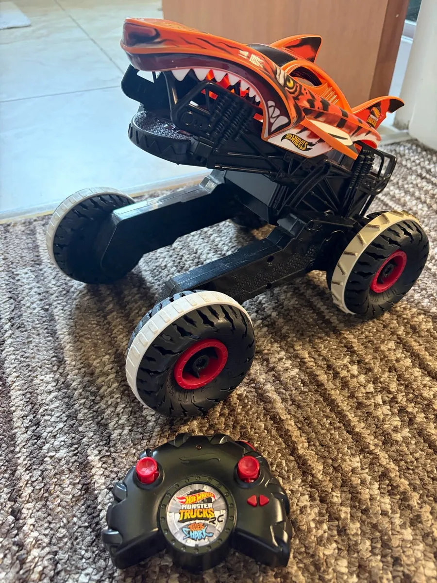 Hot Wheels Tiger Shark remote control car - Image 2