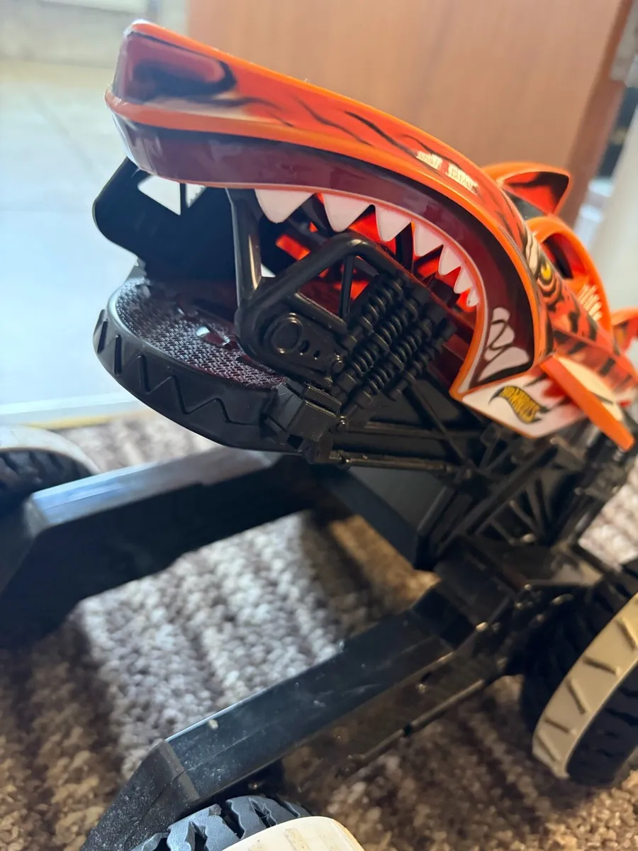 Hot Wheels Tiger Shark remote control car - Image 3