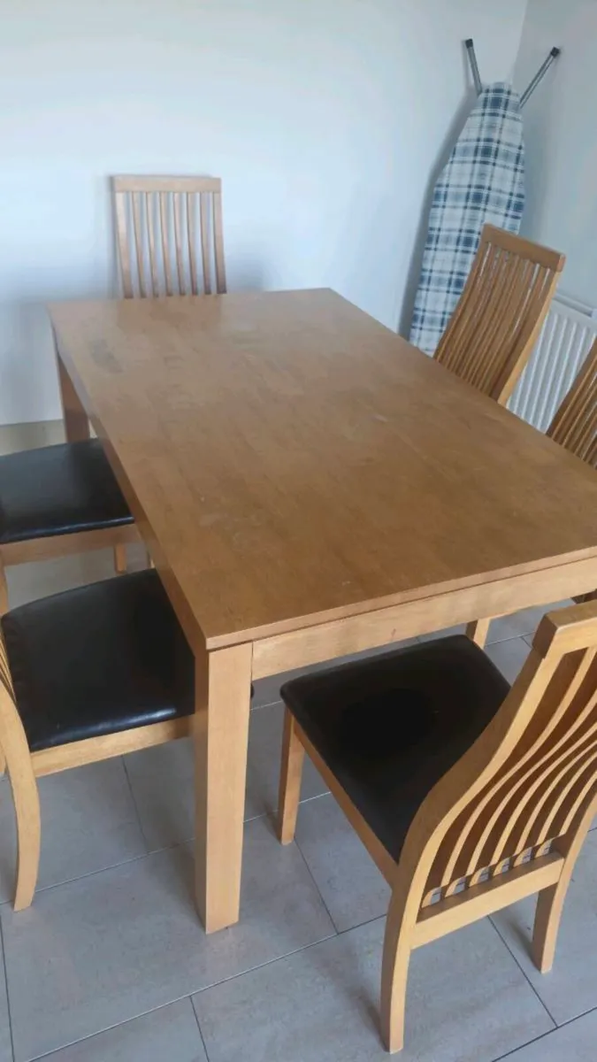 Table and chairs - Image 1