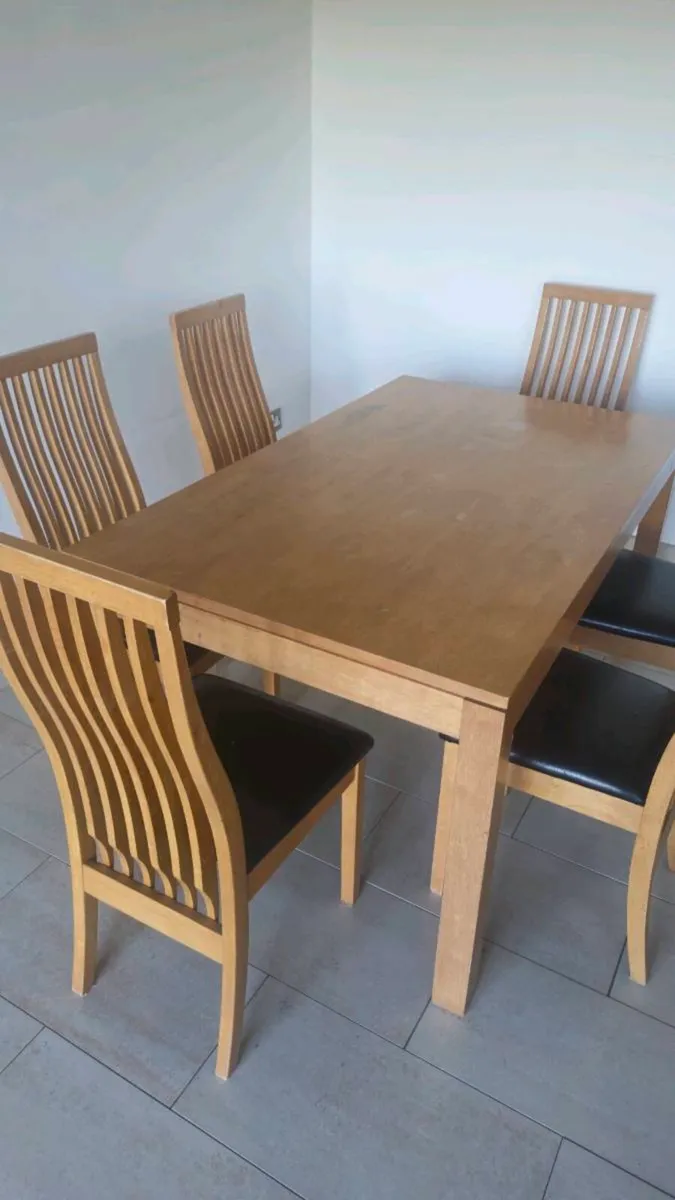 Table and chairs - Image 2