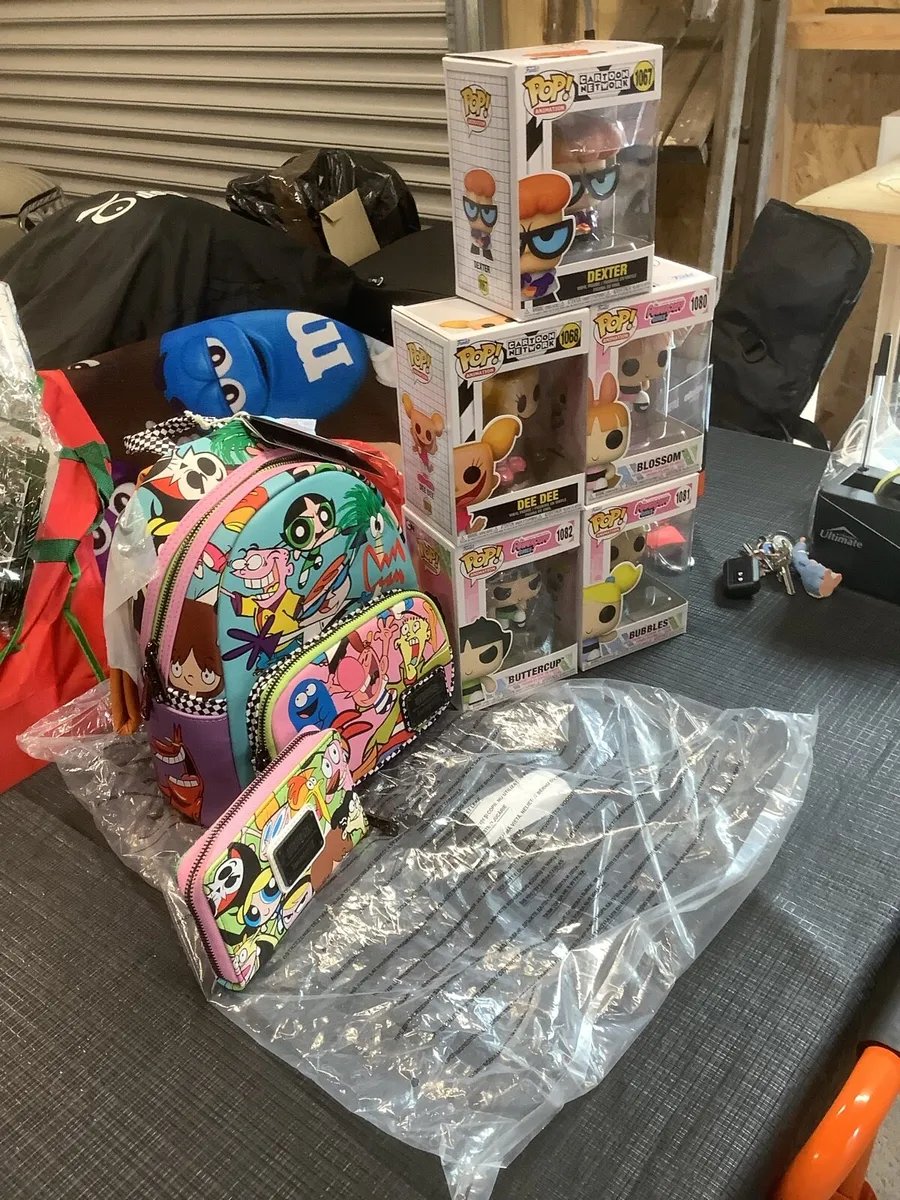 NEW LOUNGE FLY BAG AND PURSE,5 FUNKO POPS. - Image 1