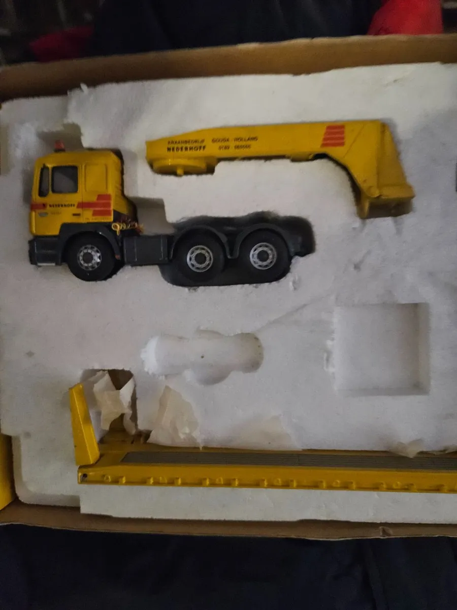 Corgi MAN Tractor Unit and King Trailer with Load - Image 4