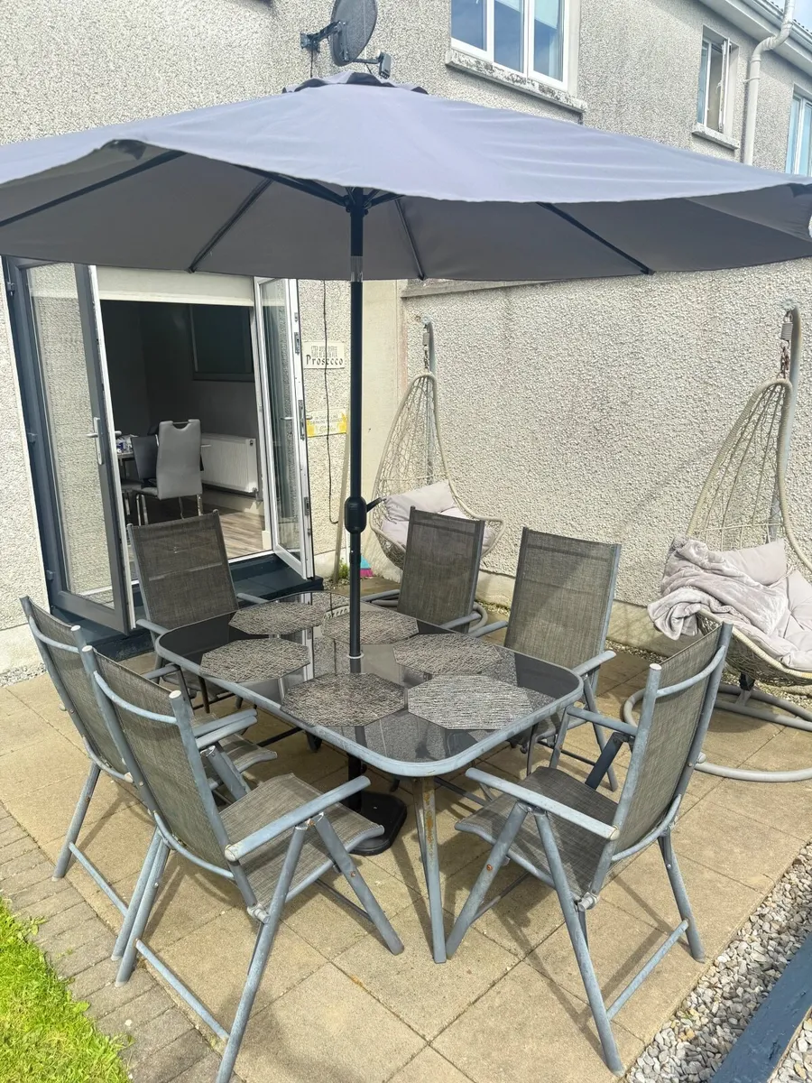 Garden table and chairs - Image 1