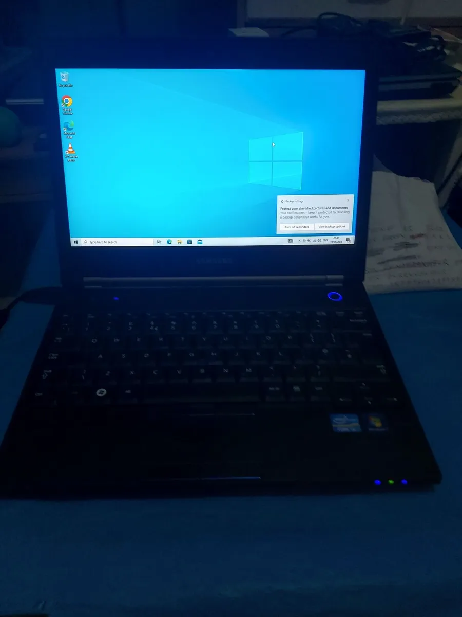 Samsung Laptop, Model NP400B2B, 4GB Ram, 500GB HDD - Image 1