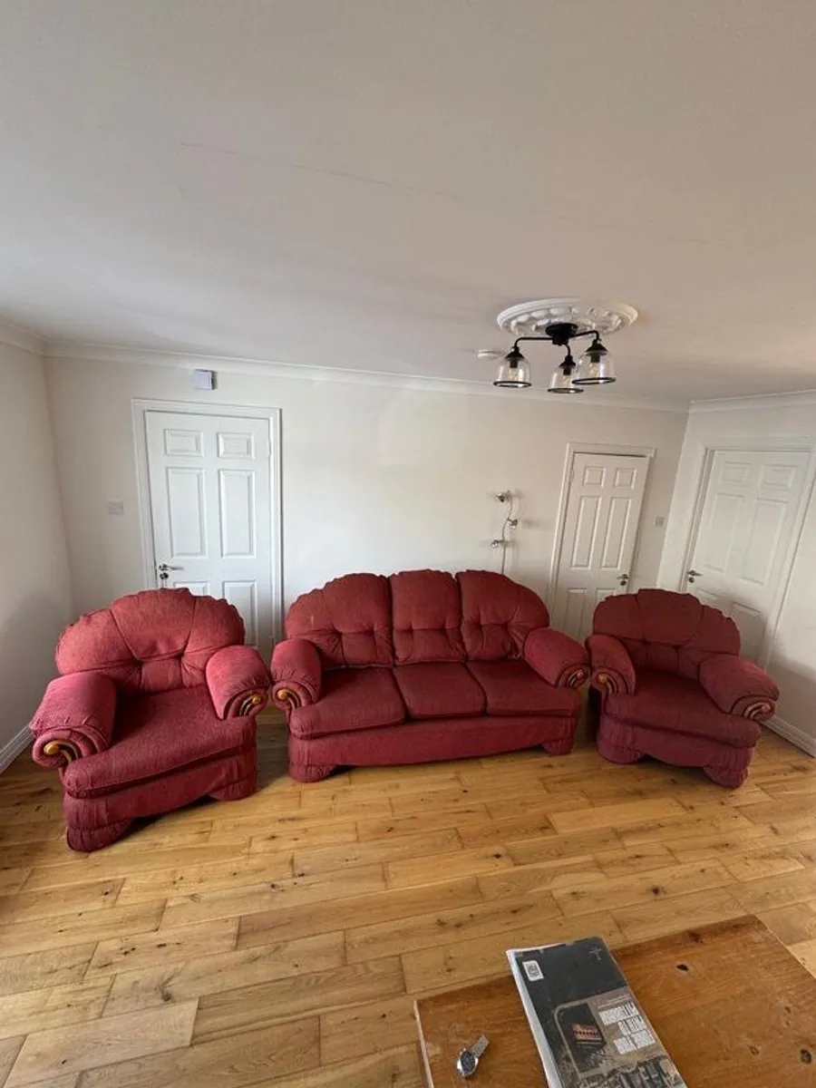 3 Piece Suite - Sofa and 2x Armchairs - Image 3