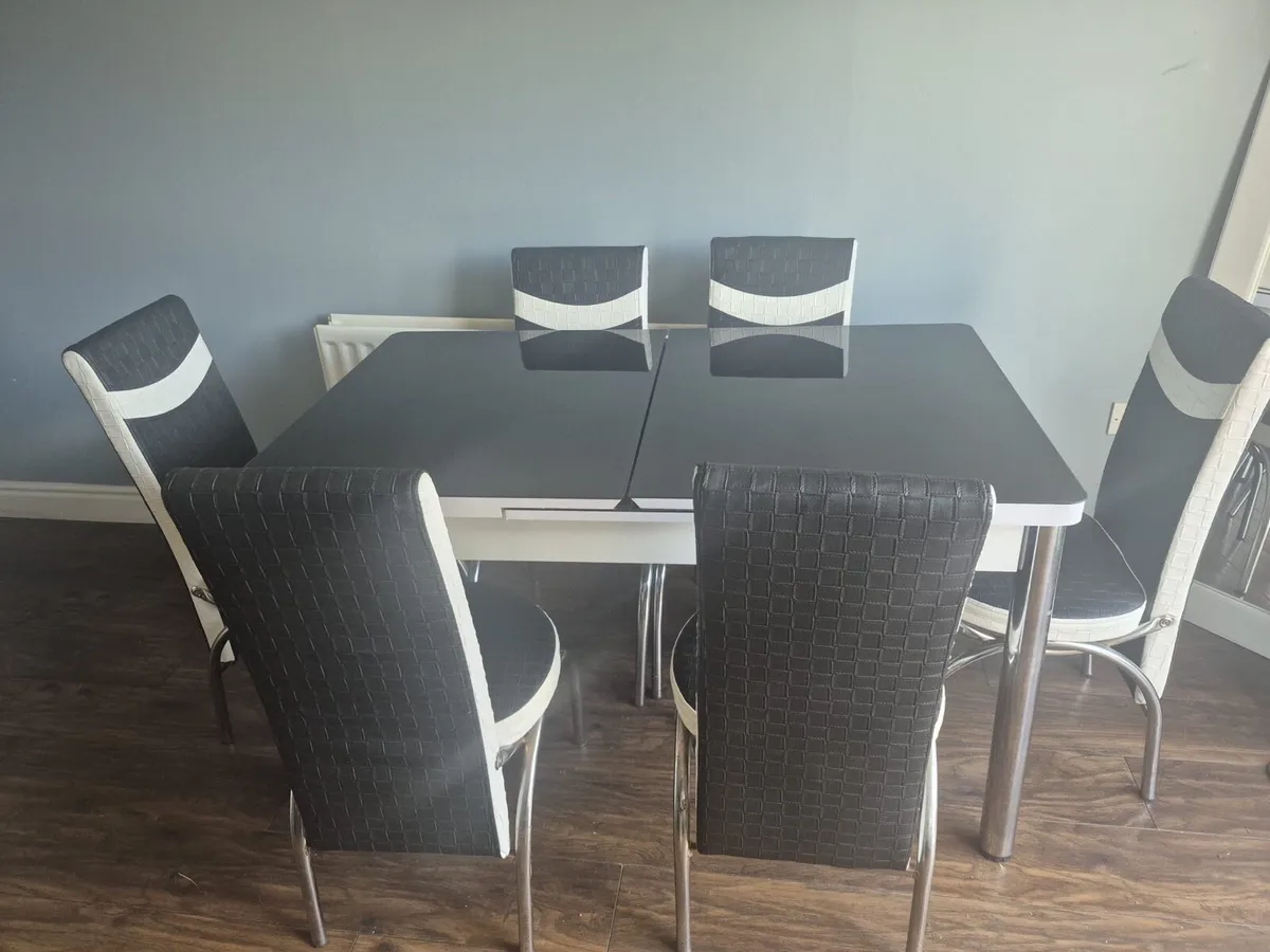 Kitchen table and chairs - Image 1
