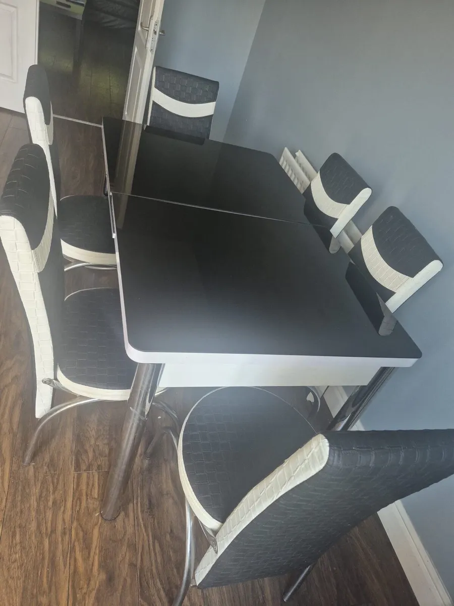 Kitchen table and chairs - Image 2